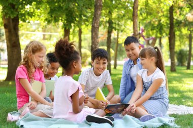 Sevimli küçük çocuklar Park kitap okuma