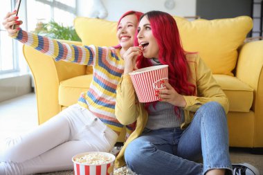Patlamış mısırlı güzel kadınlar evde selfie çekiyorlar.