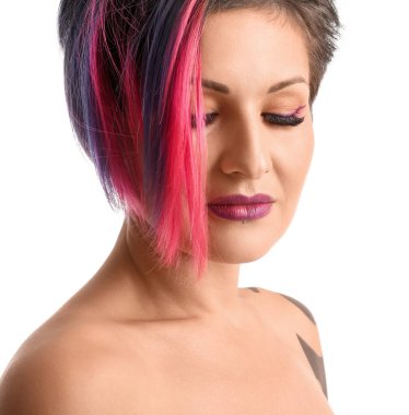 Beyaz arka planda kısa boyalı saçlı güzel kadın, yakın plan.