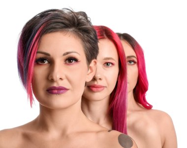 Beyaz arka planda parlak saçlı güzel kadınlar.