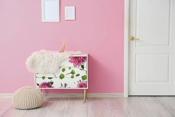 Κομψό Συρταριέρα Συρταριέρα Και Πουφ Κοντά Ροζ Τοίχο — Φωτογραφία Αρχείου