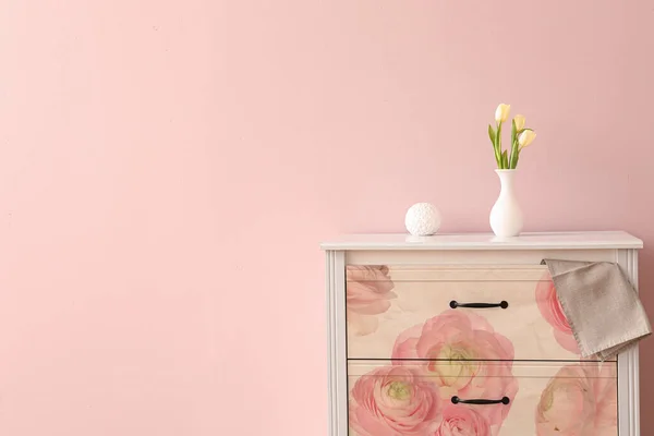 Stylish Chest Drawers Fresh Tulips Vase Pink Wall Room — ストック写真