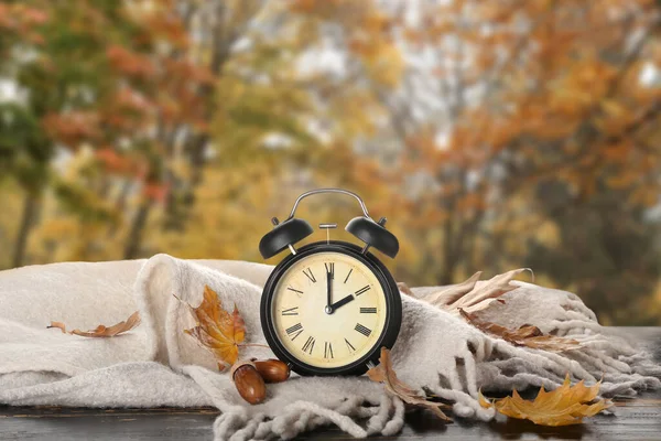 Wecker Eicheln Schal Und Herbstlaub Auf Dem Tisch Freien — Stockfoto