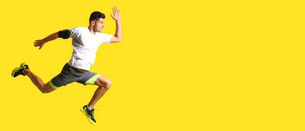 黄色背景上身材矮小的男性跑步者 有文字空间 — 图库照片