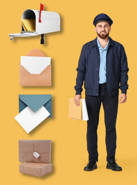 Yakışıklı Genç Postacı Paketler Mektuplar Sarı Arka Planda Posta Kutusu — Stok fotoğraf