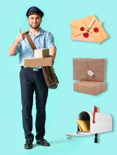 浅蓝色背景的英俊的年轻邮递员 信件和信箱 — 图库照片