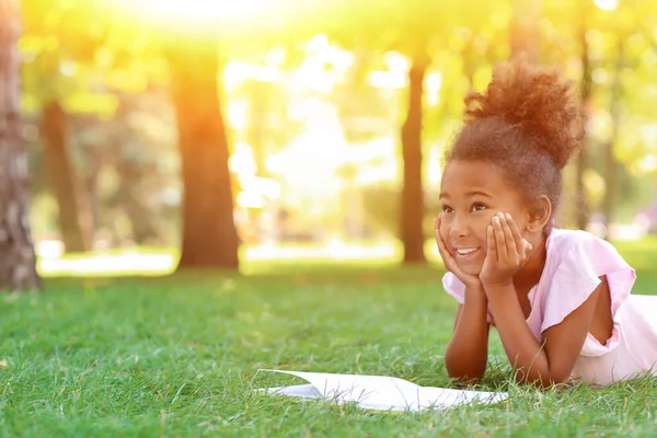 Little African American Girl Reading Book Park Sunny Day — Foto de Stock