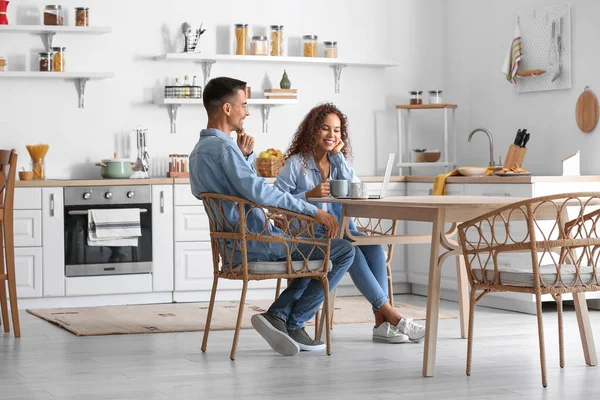 Happy Young Couple Using Modern Laptop Kitchen — Foto Stock