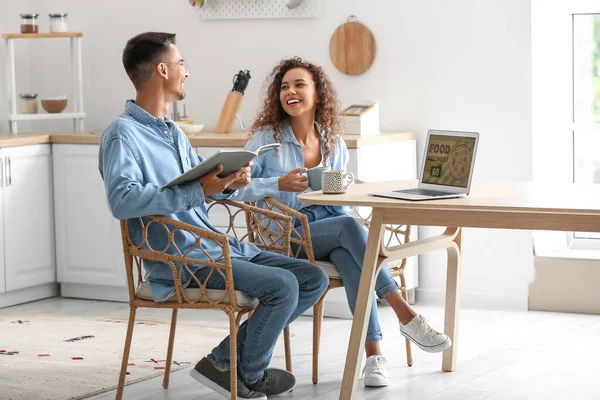 Happy Young Couple Using Modern Laptop Kitchen — Zdjęcie stockowe