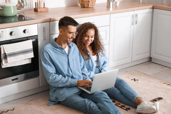 Young Couple Using Laptop Floor Kitchen — Stock Photo, Image