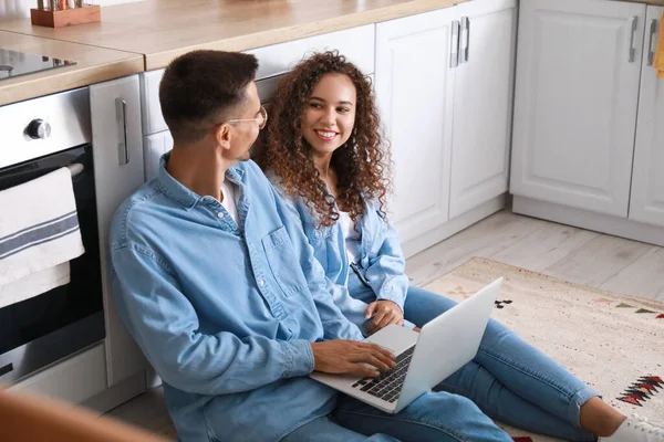 Young Couple Using Laptop Floor Kitchen — Stockfoto