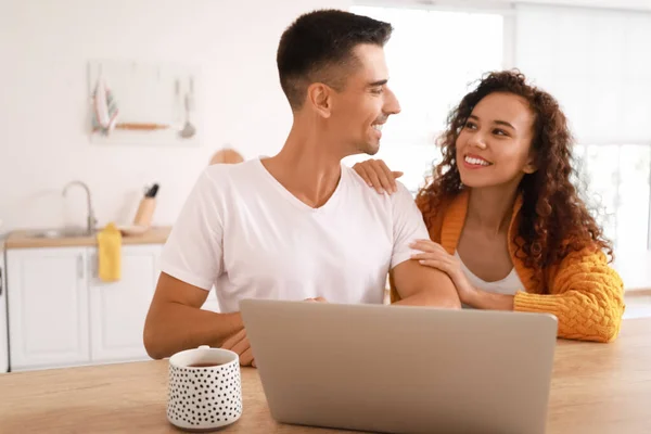 Unga Par Med Laptop Sitter Vid Bordet Köket — Stockfoto