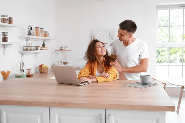Young Woman Her Husband Using Laptop Kitchen — Stock Fotó
