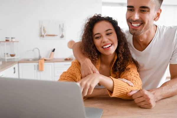 Young Couple Using Laptop Table Kitchen — Stock Photo, Image