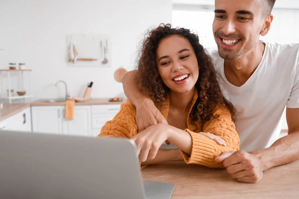 Jeune Couple Utilisant Ordinateur Portable Table Dans Cuisine — Photo