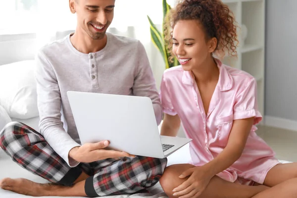 Pareja Joven Usando Portátil Dormitorio — Foto de Stock