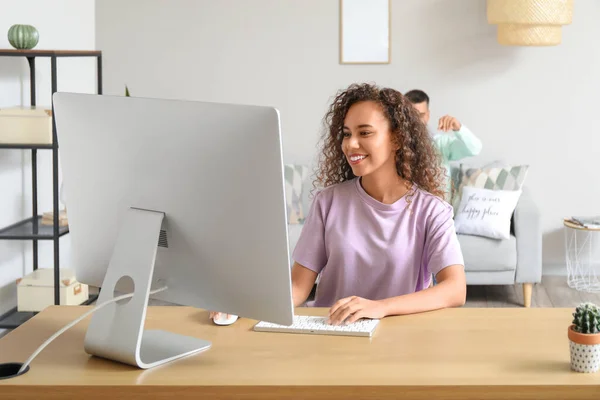 Young African American Woman Using Computer Home — Stock Photo, Image