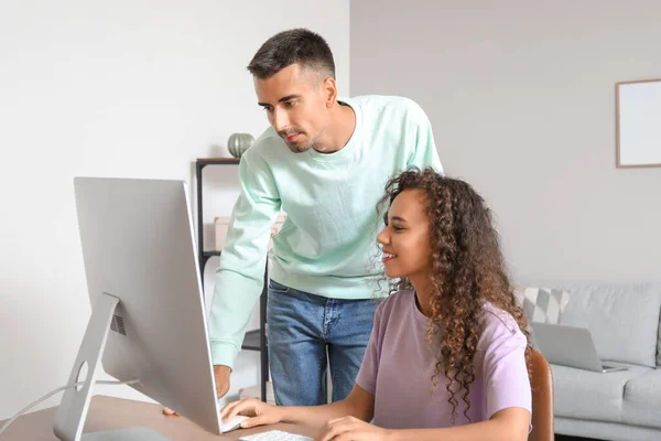 Young Couple Using Computer Home — Stock Fotó