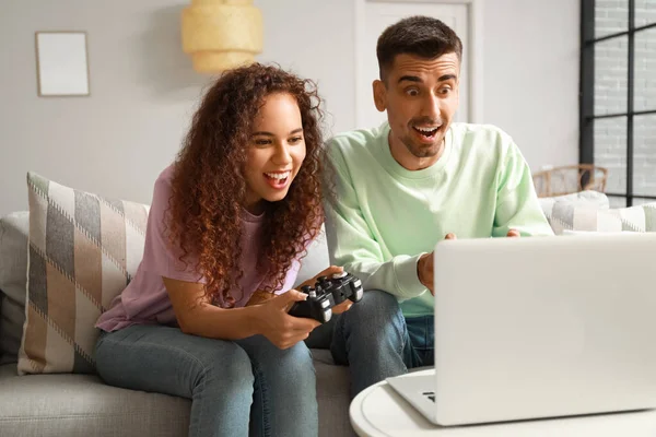 Νεαρό Ζευγάρι Παίζει Βιντεοπαιχνίδι Στο Φορητό Υπολογιστή Στο Σπίτι — Φωτογραφία Αρχείου