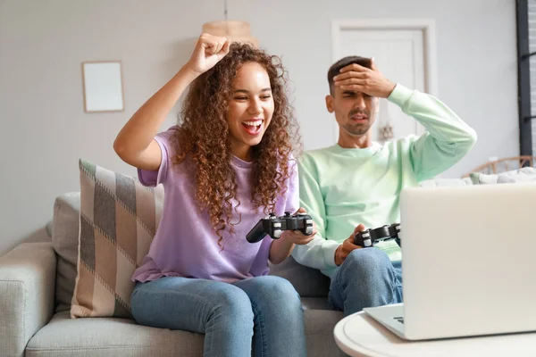 Νεαρό Ζευγάρι Παίζει Βιντεοπαιχνίδι Στο Φορητό Υπολογιστή Στο Σπίτι — Φωτογραφία Αρχείου