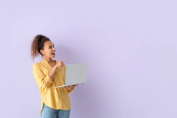 Surprised Young African American Woman Laptop Pointing Something Lilac Background — Stockfoto