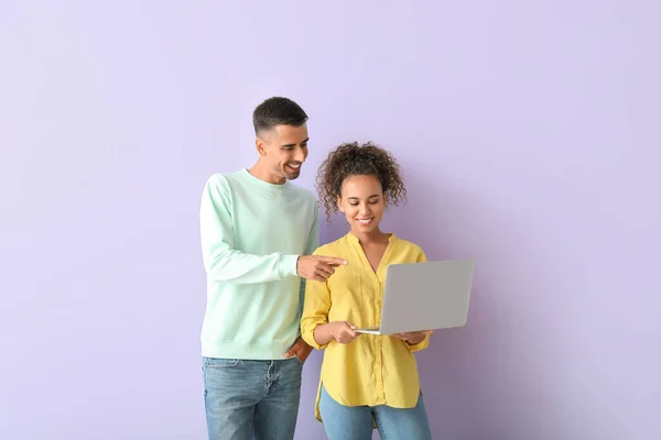 Pareja Joven Usando Portátil Sobre Fondo Lila — Foto de Stock