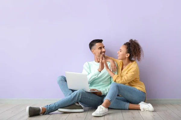 Pareja Joven Con Ordenador Portátil Dando Uno Otro Alta Cinco — Foto de Stock