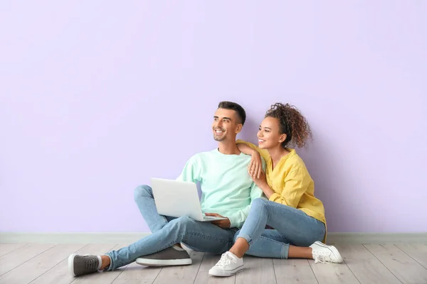 Pareja Joven Usando Portátil Cerca Pared Lila — Foto de Stock