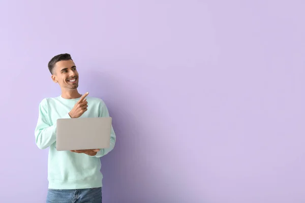 Thoughtful Handsome Man Laptop Lilac Background — Stock Photo, Image