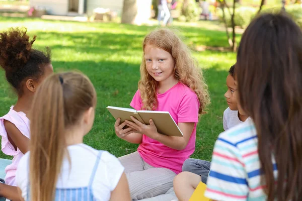 Petits Enfants Mignons Lisant Des Livres Dans Parc — Photo