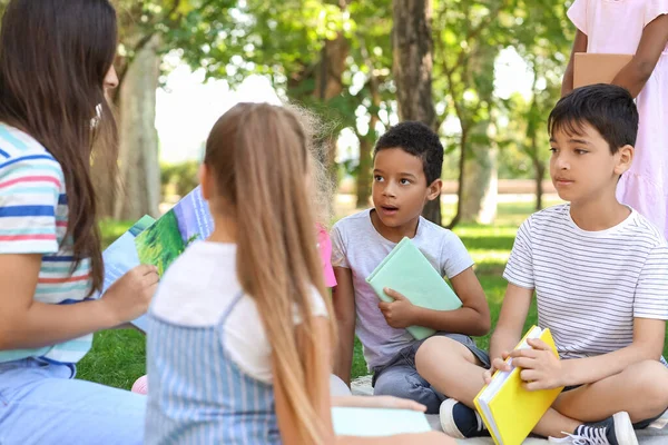 Leraar Leest Boek Voor Aan Haar Kleine Leerlingen Het Park — Stockfoto