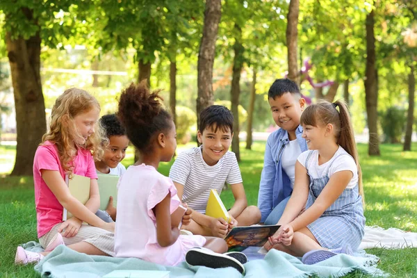 Petits Enfants Mignons Lisant Des Livres Dans Parc — Photo