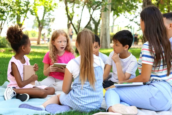 Leuke Lieve Kinderen Lezen Van Boeken Park — Stockfoto