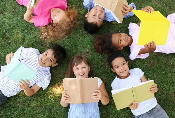 Petits Enfants Avec Des Livres Couchés Sur Herbe Verte Dans — Photo