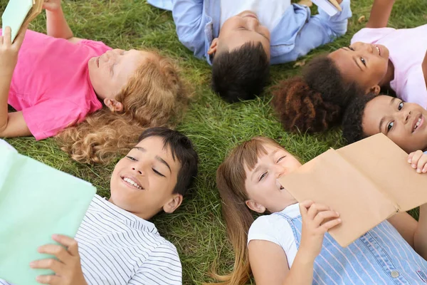 Petits Enfants Avec Des Livres Couchés Sur Herbe Verte Dans — Photo