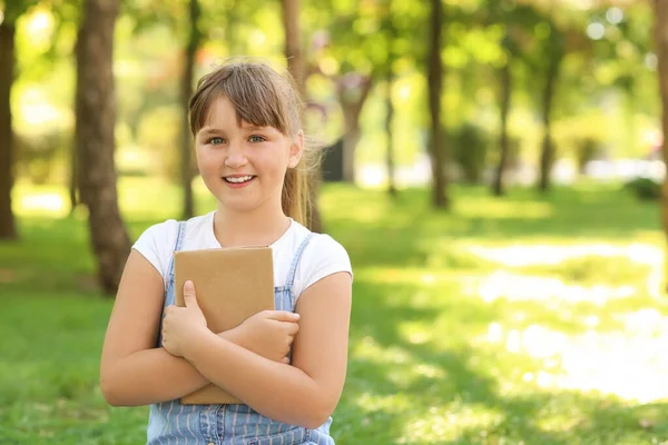 Bambina Con Libro Nel Parco — Foto Stock