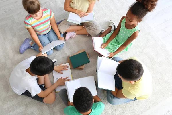 Crianças Lendo Livros Chão — Fotografia de Stock