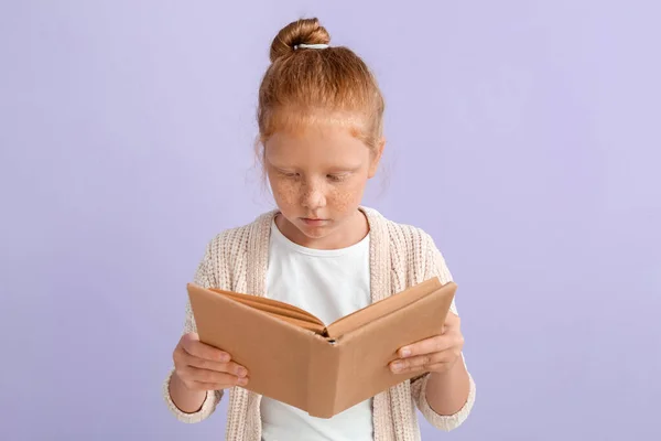 Little Redhead Girl Reading Book Lilac Background — Stockfoto