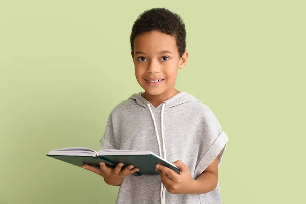 Kleiner Afroamerikanischer Junge Liest Buch Auf Grünem Hintergrund — Stockfoto