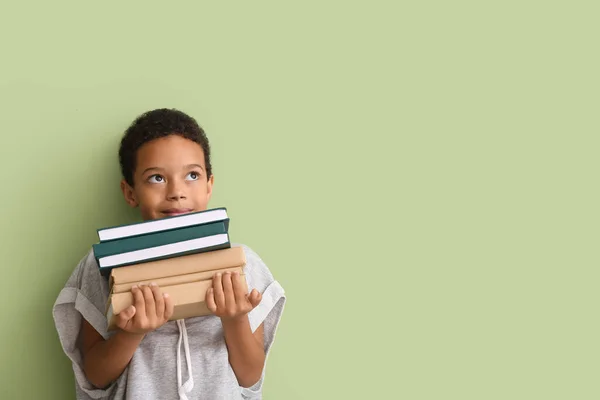 Kleiner Afroamerikanischer Junge Mit Einem Stapel Bücher Auf Grünem Hintergrund — Stockfoto