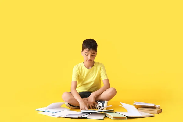 Kleiner Junge Mit Offenen Büchern Auf Gelbem Hintergrund — Stockfoto