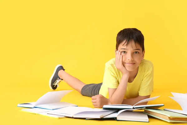 Kleiner Junge Liest Buch Auf Gelbem Hintergrund — Stockfoto