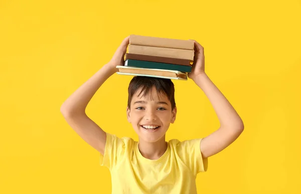 Kleiner Junge Mit Einem Stapel Bücher Auf Gelbem Hintergrund — Stockfoto