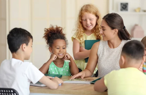 Kleine Kinderen Die Literatuurles Hebben Met Hun Leraar Klas — Stockfoto