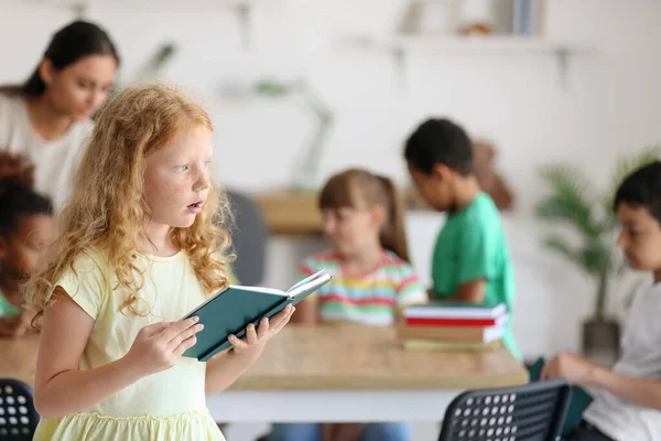 Menina Ruiva Lendo Livro Sala Aula — Fotografia de Stock