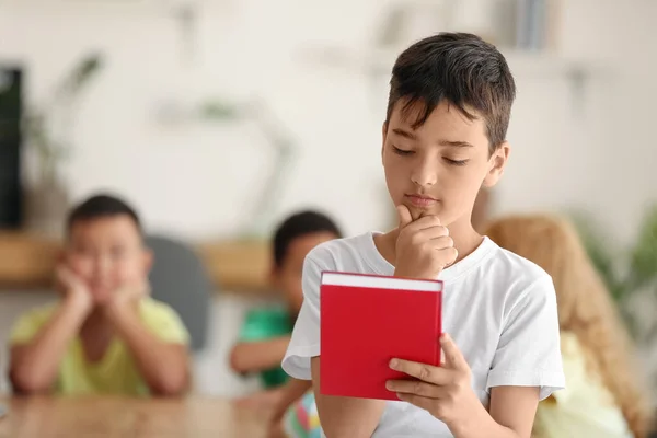 Nachdenklicher Kleiner Junge Mit Buch Klassenzimmer — Stockfoto