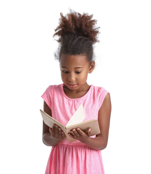 Liten Afro Amerikansk Flicka Läser Bok Vit Bakgrund — Stockfoto