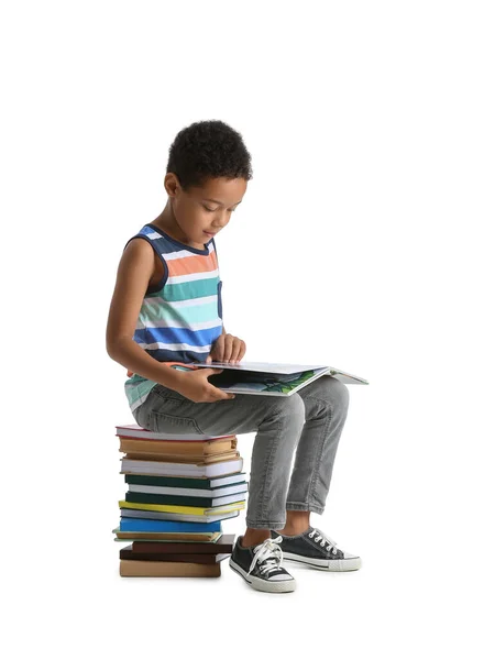 Kleiner Afroamerikanischer Junge Liest Buch Auf Weißem Hintergrund — Stockfoto