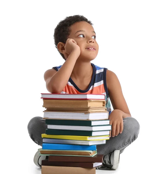 Nachdenklicher Kleiner Afroamerikanischer Junge Mit Büchern Auf Weißem Hintergrund — Stockfoto