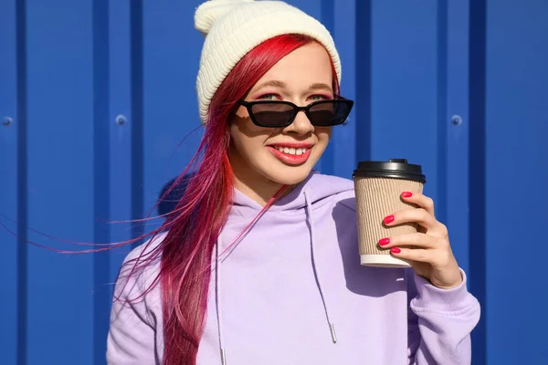 Hermosa Mujer Con Pelo Brillante Taza Café Sobre Fondo Azul — Foto de Stock